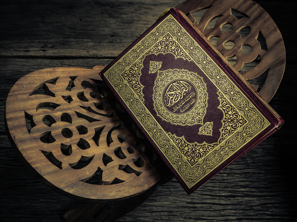 Coran - livre sacré des musulmans (objet public de tous les musulmans), nature morte
 . - Photo, image