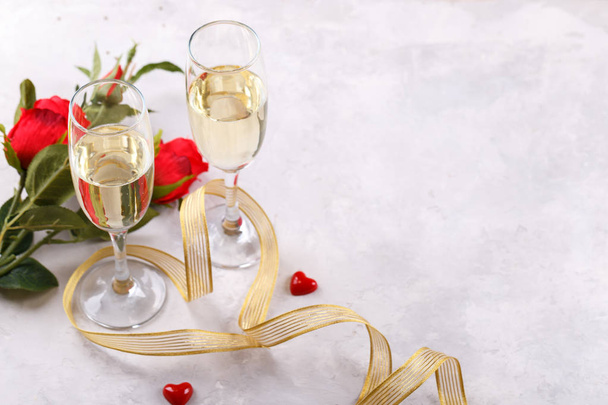 Par de taças de champanhe, rosas vermelhas e caixa de presente, fundo romântico. Horizontal
 - Foto, Imagem