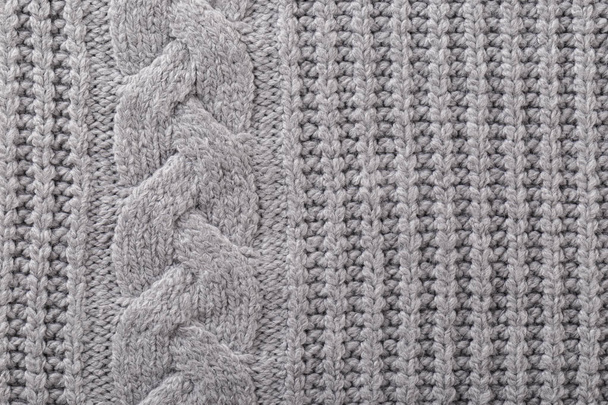 背景色グレーニットウール糸から再生、居心地の良い冬の秋手作りセーター - 写真・画像