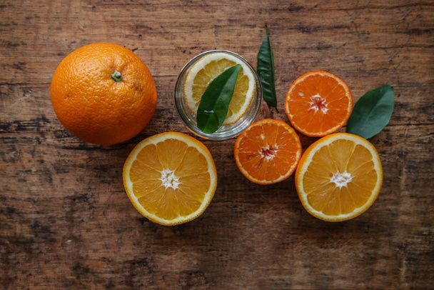 Bevanda fresca da arance e mandarino su sfondo di legno
 - Foto, immagini