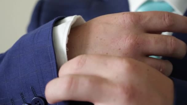 Fehér ing-nyakkendő üzletember kiegyenesíti a kezét a kabátja reggel fog működni. oncept üzleti alkalmazott. Dress code. Közeli kép: - Felvétel, videó