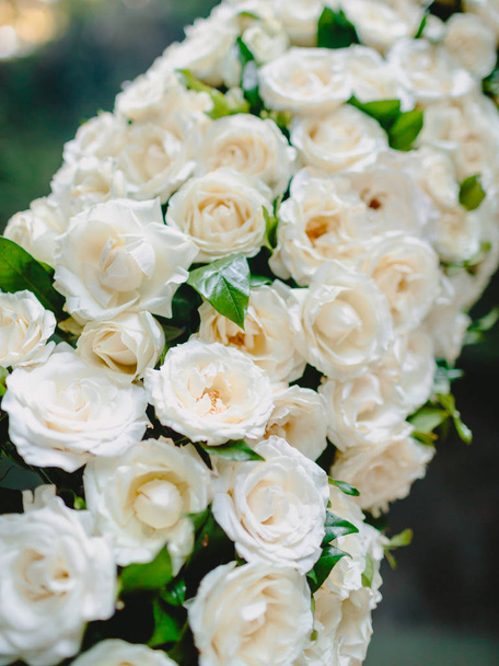 Decorazione floreale per arco di nozze con fiori bianchi
. - Foto, immagini