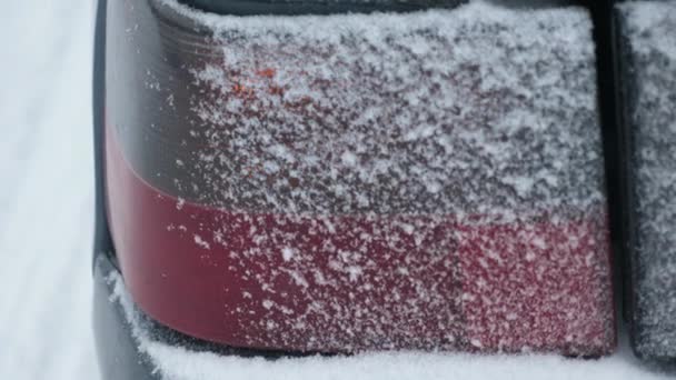 Φώτα προειδοποίησης κινδύνου σε μηχανή αναβοσβήνει με χιονισμένο καιρό. Γυρίζω το αυτοκίνητο. Πίσω όψη. Γκρο πλαν - Πλάνα, βίντεο