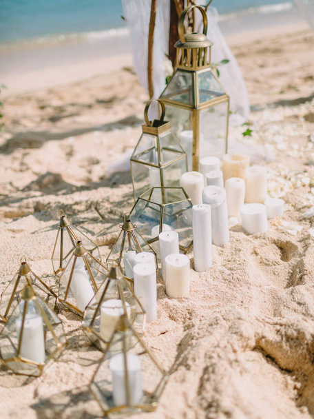 Dettagli di arco di nozze con fiori bianchi e candele in spiaggia nell'isola tropicale. cerimonia nuziale
 - Foto, immagini