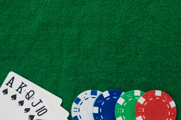 Mão de Poker, straight flush e fichas em um fundo verde sentido. Vista superior e espaço de cópia
. - Foto, Imagem