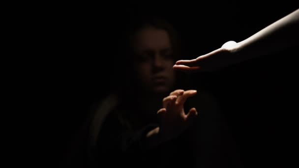 Opfer sexueller Sklaverei akzeptieren helfende Hand, häusliche Gewalt, Menschenhandel - Filmmaterial, Video