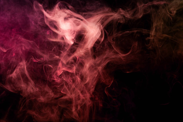 Nuage rouge et rose fumée sur fond noir isolé
 - Photo, image