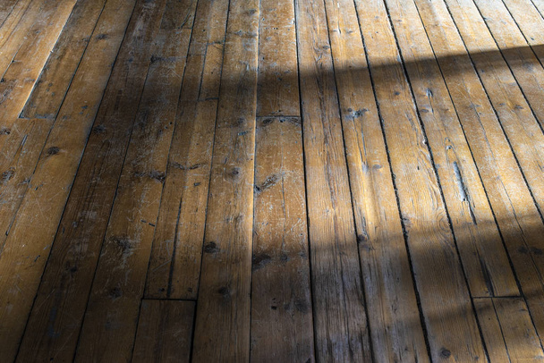 Старий дерев'яний фон підлоги і сонячні промені на дошках. Натуральне дерево і справжнє світло
. - Фото, зображення