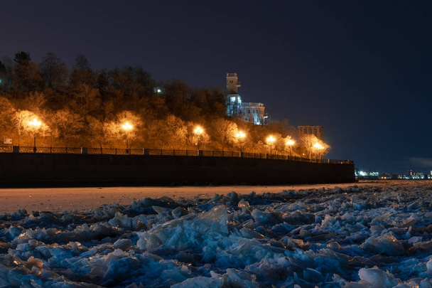 Θέα από το Χαμπάροβσκ από Ποταμός Amur. Παγωμένος ποταμός. - Φωτογραφία, εικόνα