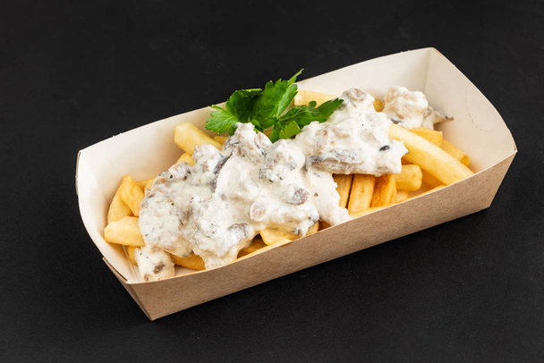 french fries  with sauce in the box - Zdjęcie, obraz