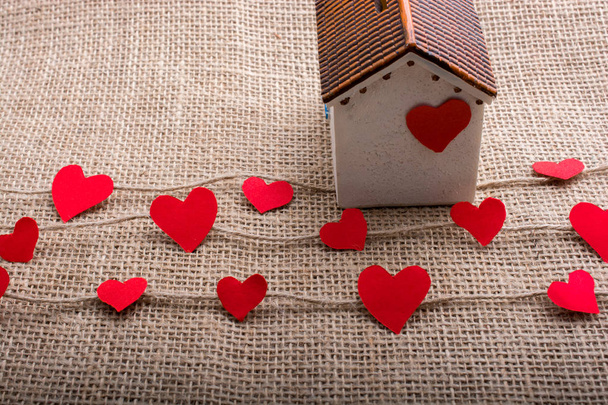 Icônes en forme de coeur et maison en papier sur des fils de lin
 - Photo, image