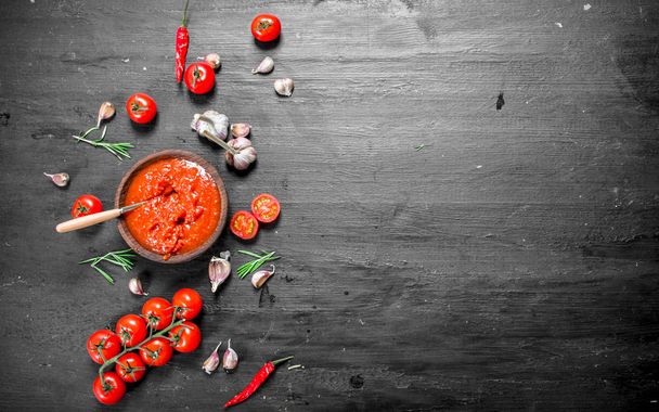 Tomato sauce with garlic and herbs. On black background. - Foto, Imagen