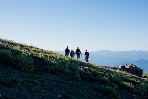 Друзі проводять екскурсію по горі
 - Фото, зображення
