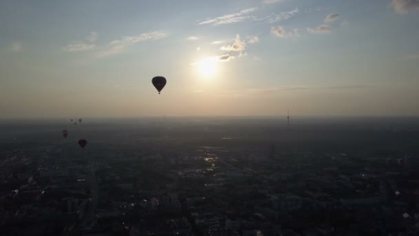 Luchtfoto van hete lucht ballonnen over stad van Vilnius, Litouwen. Hete lucht ballonnen zweven over stad bij dageraad. - Video