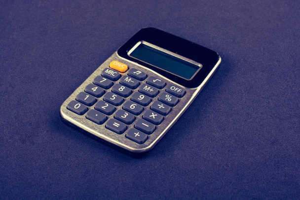 Электронный калькулятор для расчетов с клавиатурой и дисплеем - Фото, изображение