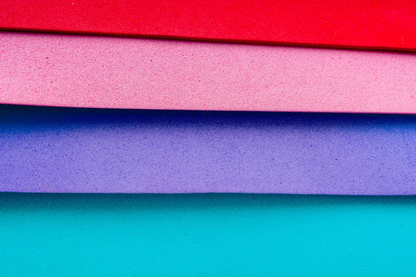 Υλικό σχεδιασμό πολύχρωμα στρώματα σε γεωμετρικά πολύχρωμα επικάλυψη - Φωτογραφία, εικόνα