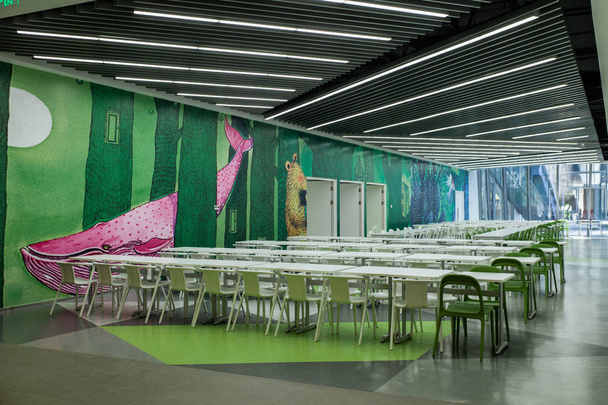 Pohled na jídelnu v sině Plaza, nové ústředí Siny Corporation v Pekingu, 9. května 2016 - Fotografie, Obrázek