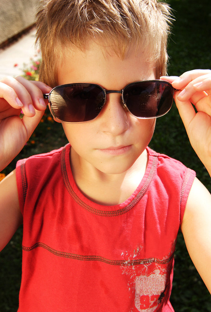 sluneční brýle pro malé dítě - Fotografie, Obrázek