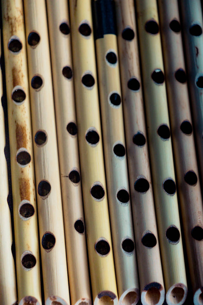 Kymmeniä käsintehtyjä bambu fluteson myynnissä esillä - Valokuva, kuva