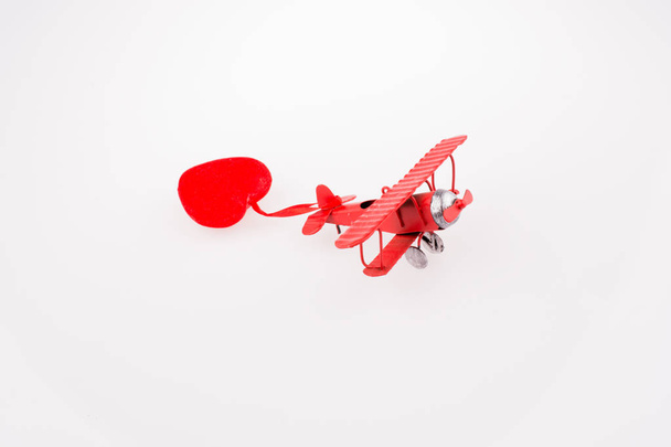 Красный самолет летит красным сердцем - Фото, изображение