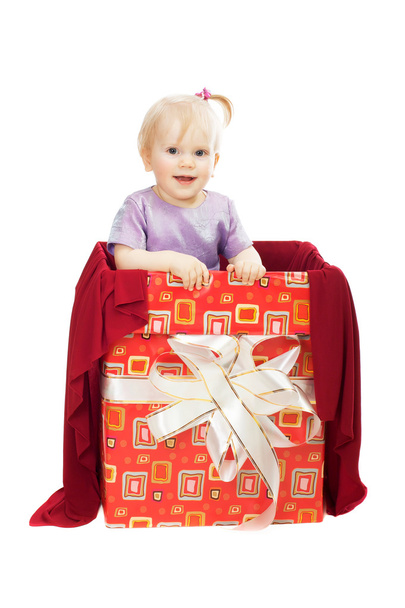 glimlachende babymeisje in de doos van de gift - Foto, afbeelding