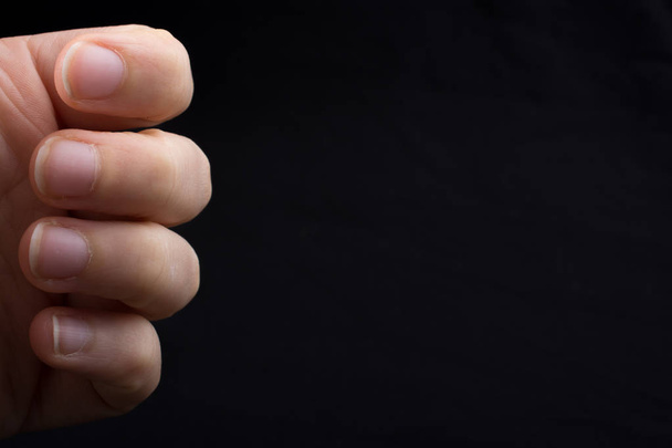 Neljä sormea lapsen käden osittain mustalla taustalla - Valokuva, kuva
