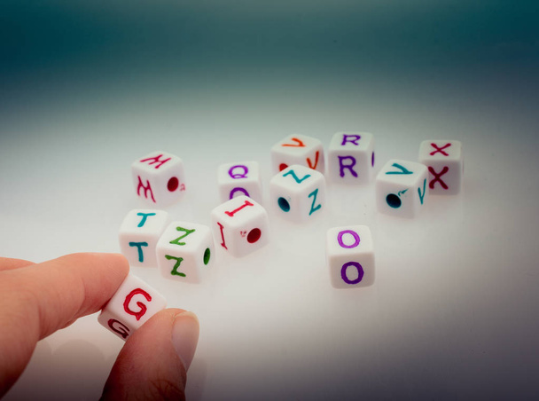 alphabet coloré lettre cubes à portée de main sur un fond blanc - Photo, image