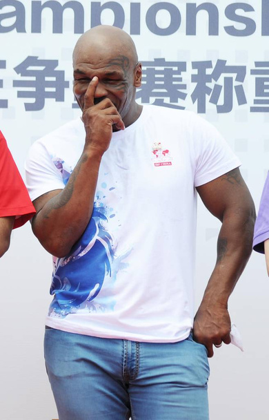 American boxer Mike Tyson poses at the Weigh-In of IBF World Championship Bout during the Champion Great Wall Tour in Beijing, China, 24 May 2016. - Foto, imagen