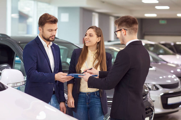  Sale, rental cars. A car dealer sells cars to customers. - Fotografie, Obrázek