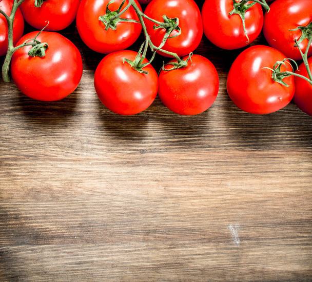 Fresh ripe tomatoes . On a wooden table. - Fotoğraf, Görsel