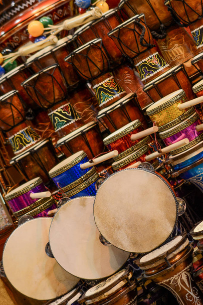 La imagen de darbuka tambor turco étnico en el mercado de la música
 - Foto, Imagen