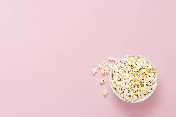 Bowl with popcorn on a pink background. Flat lay, top view - Foto, Imagem
