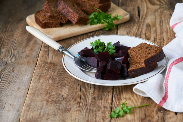 Pieces of boiled beets with oil on a plate                                - Fotoğraf, Görsel