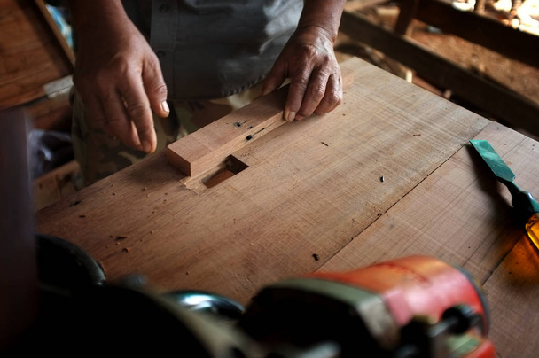 Εξοπλισμός για την ξύλινη επιφάνεια με άνθρωπος που εργάζονται στο παρασκήνιο εργαστήρι - Φωτογραφία, εικόνα