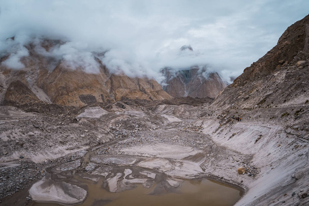 Τοπίο γύρω από τον παγετώνα Baltoro στο Karakoram Mountain Range στο Πακιστάν σε συννεφιασμένη μέρα. - Φωτογραφία, εικόνα