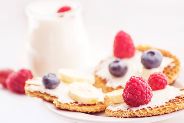   Delicious breakfast with fresh berries and yogurt.Very soft selective focus. - Foto, afbeelding