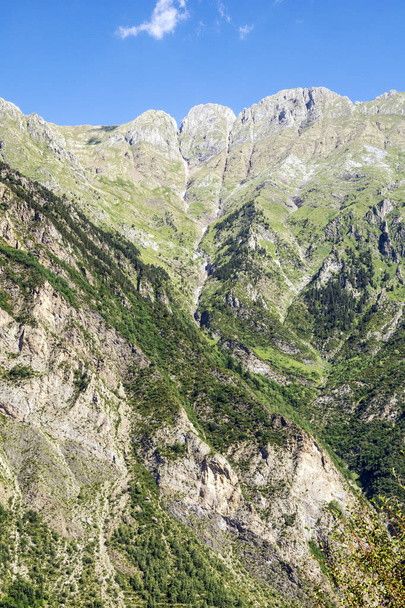 Montagnes des Pyrénées dans la vallée de Benasque en Espagne par une journée ensoleillée. - Photo, image