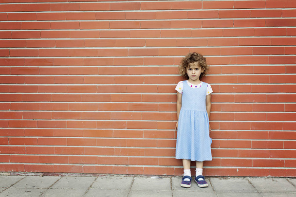 Dziewczyna pozuje stojący na tle ściany drewniane - Zdjęcie, obraz
