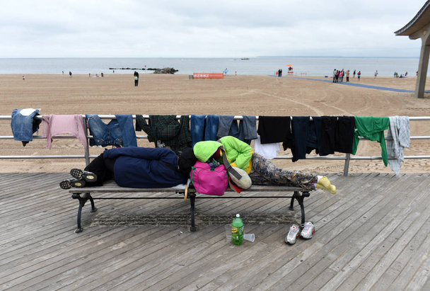 New York, USA - May 28, 2018:The homeless on the bench on Coney Island beach in New York, USA - Zdjęcie, obraz