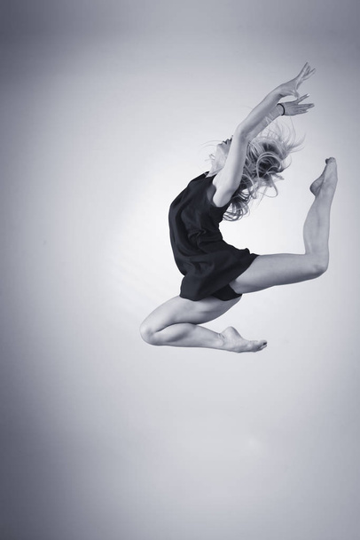 Young ballet dancer jumping high in the air. - Foto, immagini