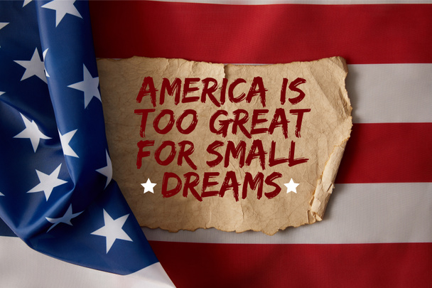 el papel arrugado de la vendimia con América es demasiado grande para la cita de los sueños pequeños en bandera americana
  - Foto, Imagen