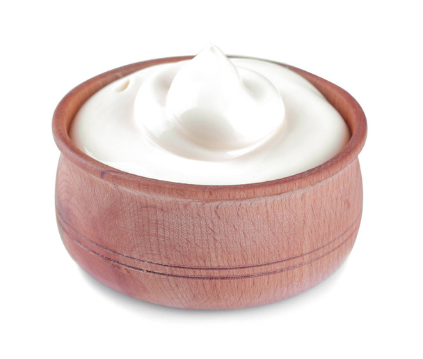 Μαγιονέζα σε ένα ξύλινο μπολ σε λευκό φόντο απομονωμένες. λευκή σάλτσα. γκρο πλαν - Φωτογραφία, εικόνα
