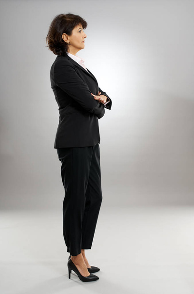 Full length profile of a businesswoman with arms folded - Zdjęcie, obraz