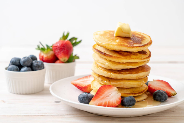 pancake with butter, strawberries, blueberries and honey - Foto, Imagem