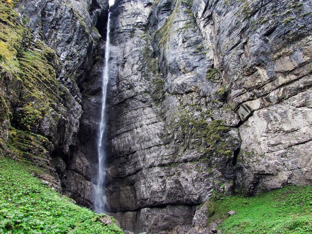 De waterval tussen Dungellauifall en Darlibachfall in de Klontal vallei en naast Lake Klontalersee - Foto, afbeelding