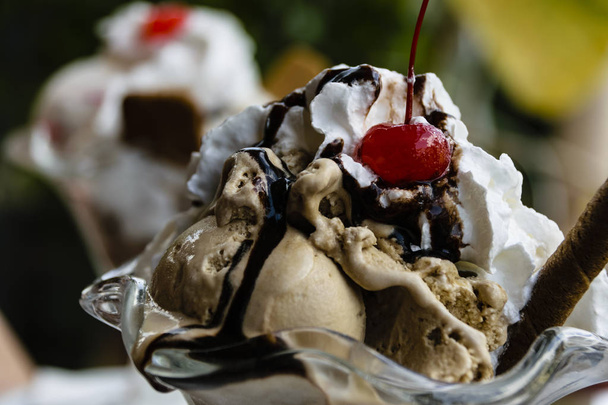Шоколадное мороженое с соусом
 - Фото, изображение