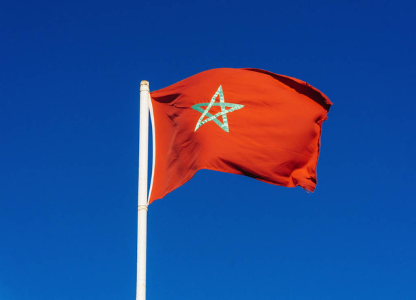 Prawdziwe flaga Maroka na tle niebieskiego nieba - Zdjęcie, obraz