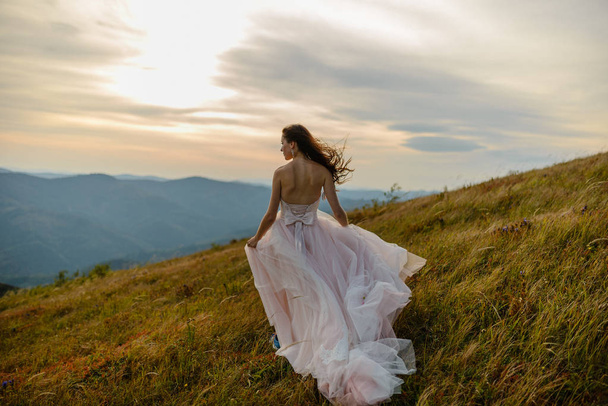 Bride in the mountains. The concept of lifestyle and wedding. - Foto, immagini