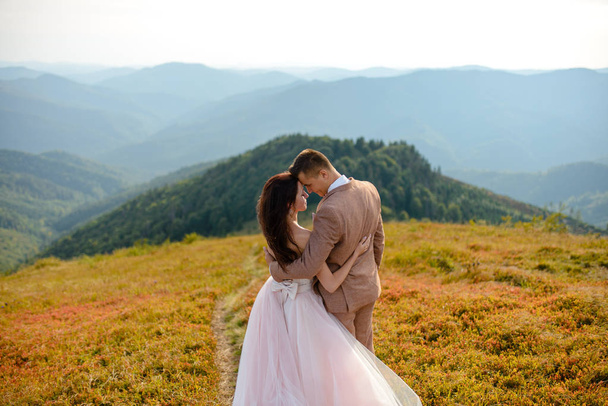 Τα παιδιά αγαπούν ζευγάρι γιορτάζει ένα γάμο στα βουνά - Φωτογραφία, εικόνα