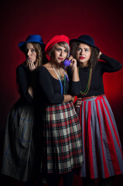 Trio di cantanti donne in posa insieme in abiti chic
. - Foto, immagini